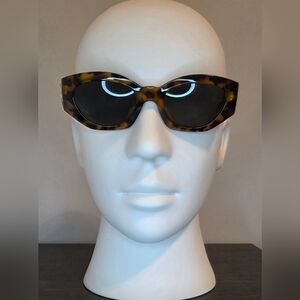 Vintage Versace Tortoiseshell Cat Eye Sunglasses w/ Leather Case | Medusa